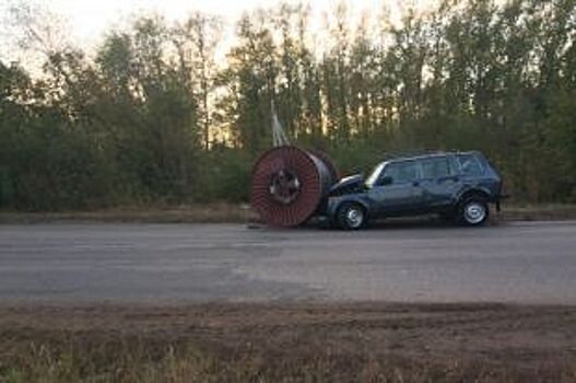 В Отрадном «Нива» попала под выпавшую из кузова КамАЗа катушку с кабелем