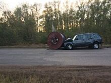 В Отрадном «Нива» попала под выпавшую из кузова КамАЗа катушку с кабелем