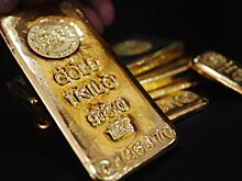 Золото дешевеет в ожидании заседания ФРС