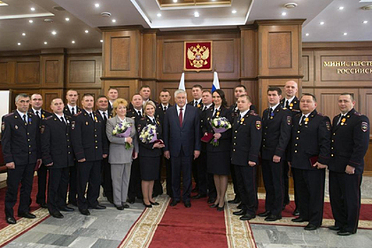 Российских полицейских наградили за спасение погибавших