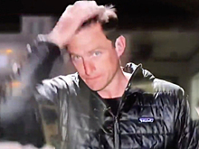 Репортер растер слюни по волосам в прямом эфире и оконфузился