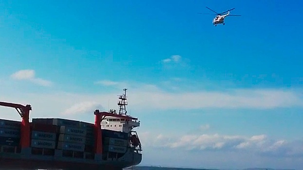 Вертолет МЧС России принимает участие в спасательной операции в Приморье