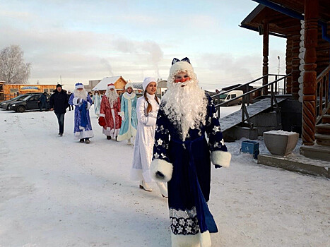 В Екатеринбурге Деды Морозы и Снегурочки помолились на молебне