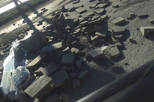 В Екатеринбурге дорогу на Академический завалили камнями