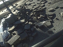 В Екатеринбурге дорогу на Академический завалили камнями