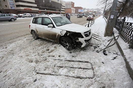 «Девушку чудом не задело»: челябинец на Mercedes снёс забор и выехал на тротуар в центре города