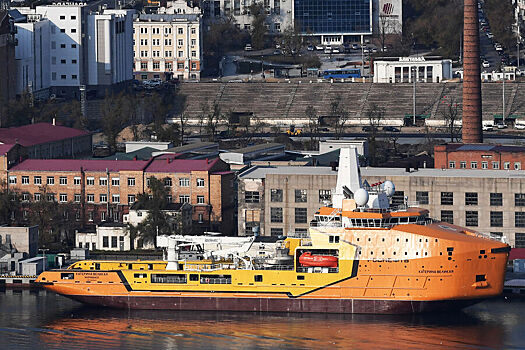 Уникальное судно загорелось во Владивостоке