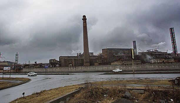 Над электроцинковым заводом во Владикавказе повисло густое облако дыма