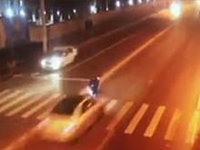 Гибель пешехода, переходившего дорогу на красный свет в Краснодаре, попала на видео