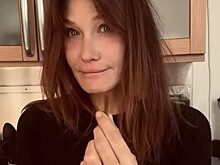Карла Бруни отстригла прядь волос в поддержку женщин Ирана