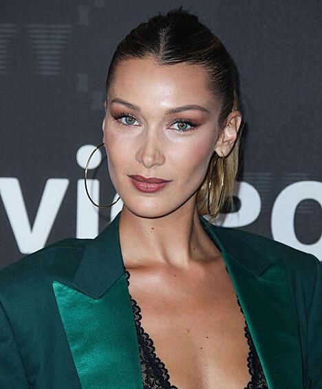 Белла Хадид. В свое время модель была признана самой красивой женщиной в мире согласно принципам золотого сечения. При наложении маски красоты оказалось, что она совпадает с ее чертами на 94,35%. 