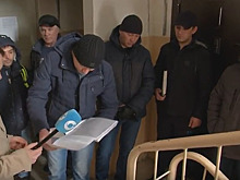 Каменщики требуют долги по зарплате у строительной компании