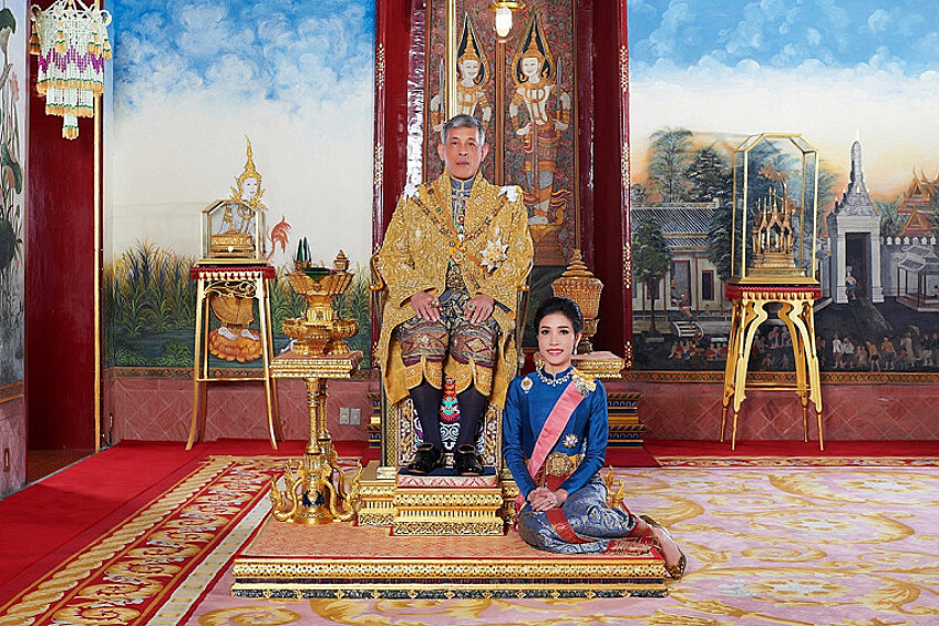 34-летняя Сининат Вонгваджирапакди оказалась слишком "амбициозной и пыталась подняться до статуса королевы".