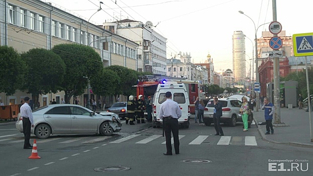«Дорогу освободили невероятно быстро для Екатеринбурга»: на Малышева разбились Toyota и Volkswagen
