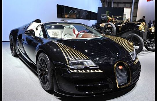 Bugatti Veyron преодолевает барьер в 208 миль в час и врезается в препятствие