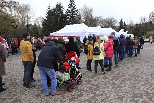 Толпа новосибирцев выстроилась в 100-метровую очередь за бесплатными книгами
