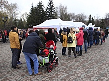 Толпа новосибирцев выстроилась в 100-метровую очередь за бесплатными книгами