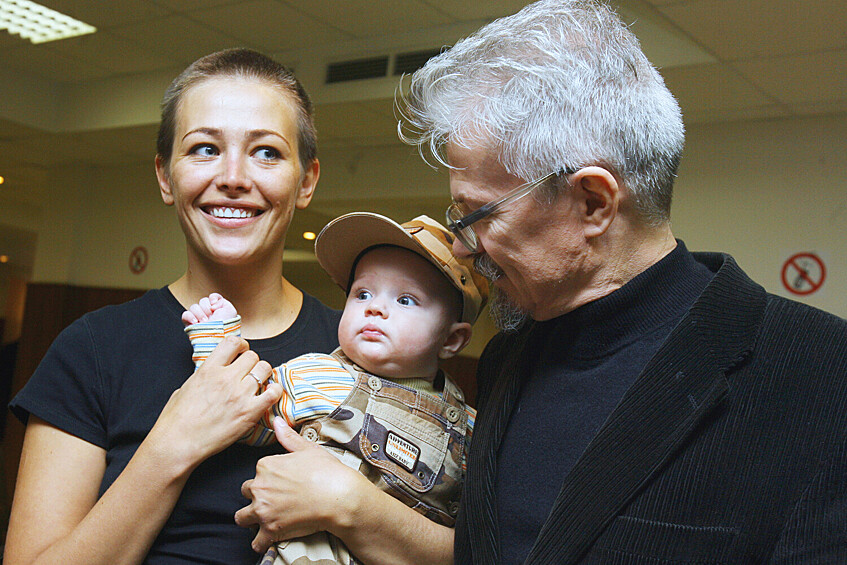 Эдуард Лимонов с женой Екатериной Волковой и сыном Богданом, 2007 год