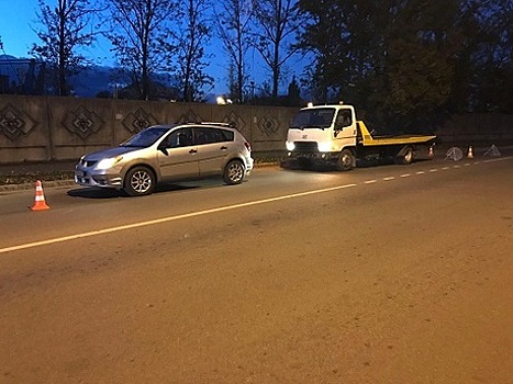 В Калининграде эвакуатор врезался в Pontiac, есть пострадавшая