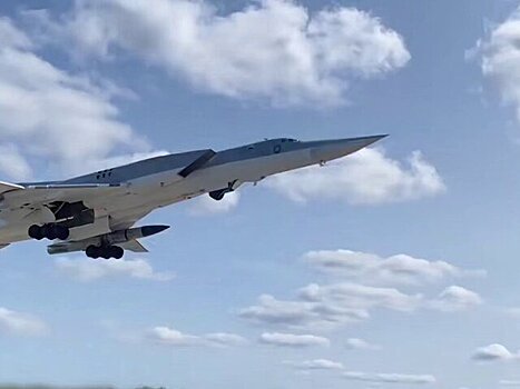 Бомбардировщики Ту-22М3 выполнили полет над Балтийским морем