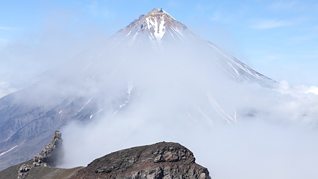 Туристические группы появились у извергающегося вулкана на Камчатке