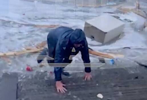 Спасение унесенного штормом в море туриста в Сочи попало на видео