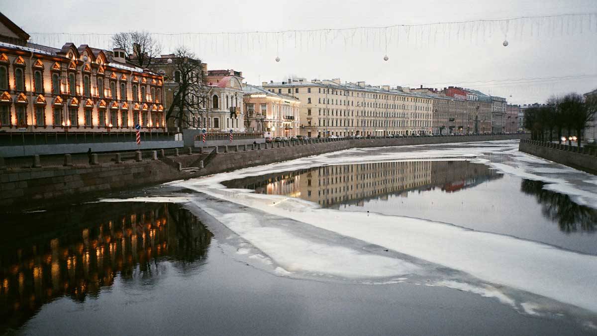 Пьяного раздетого мужчину в крови обнаружили на льдине в Санкт-Петербурге
