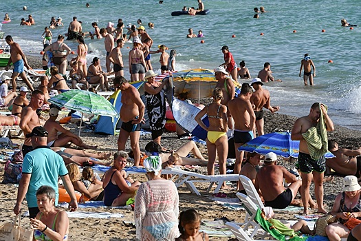 Роспотребнадзор разрешил купаться на пляжах Крыма