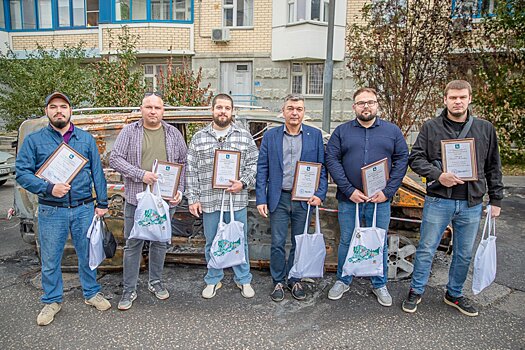 В Одинцовском горокруге наградили жителей села Немчиновка, помогавших потушить вспыхнувший автомобиль