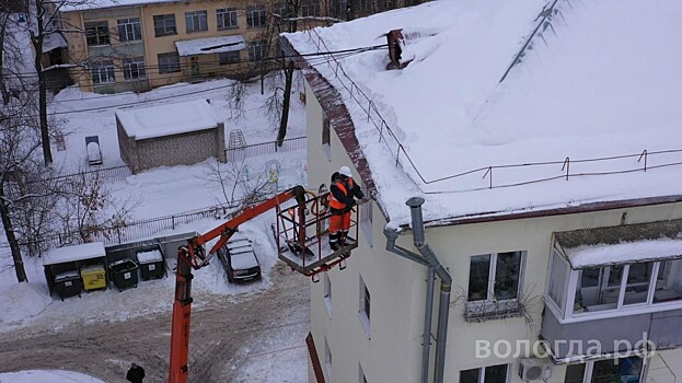 В Татарстане глыба снега упала с крыши здания на ребенка и двух взрослых