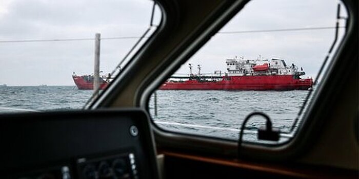Экипаж судна в Керченском проливе готовят к эвакуации из-за отравления