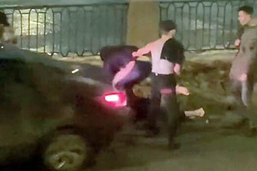 Опубликовано видео очень странной драки в центре Петербурга