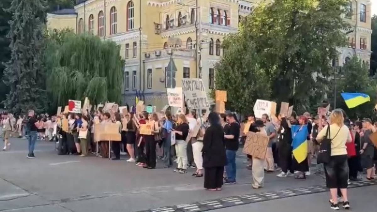 СМИ: Протестующие в Киеве скачут и кричат лозунги «майдана» 2014 года