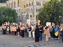 Массовые антиправительственные протесты продолжаются на Украине уже второй день