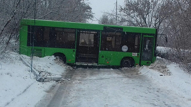 В Заводском районе Саратова автобус снес столб
