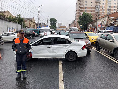 В центре Саратова столкнулись три легковушки, «ГАЗель» и «КамАЗ»