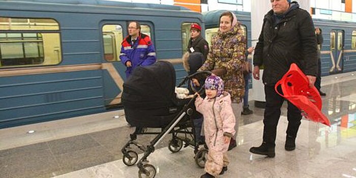 Минтранс не станет запрещать провозить детей в колясках в метро
