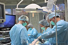 Оренбургские врачи проводят сложную операцию по удалению опухоли из кишечника
