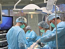 Оренбургские врачи проводят сложную операцию по удалению опухоли из кишечника