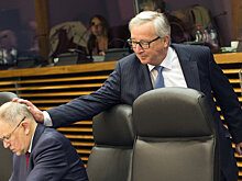 Глава Еврокомиссии Юнкер расцеловал депутатов в Бухаресте