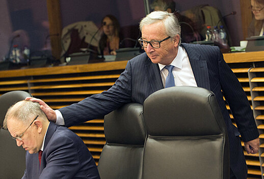 Глава Еврокомиссии Юнкер расцеловал депутатов в Бухаресте