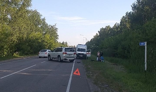 В Воронежской области области столкнулись Land Cruiser и Lexus: женщина в больнице