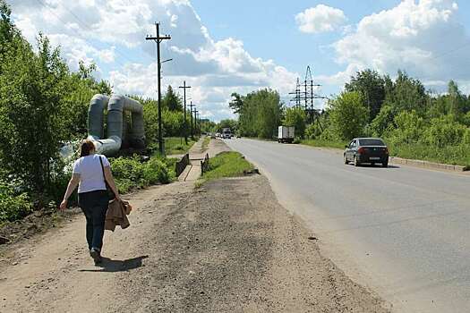 Трактор пытался очистить тротуары на Ульяновской, но лучше не стало
