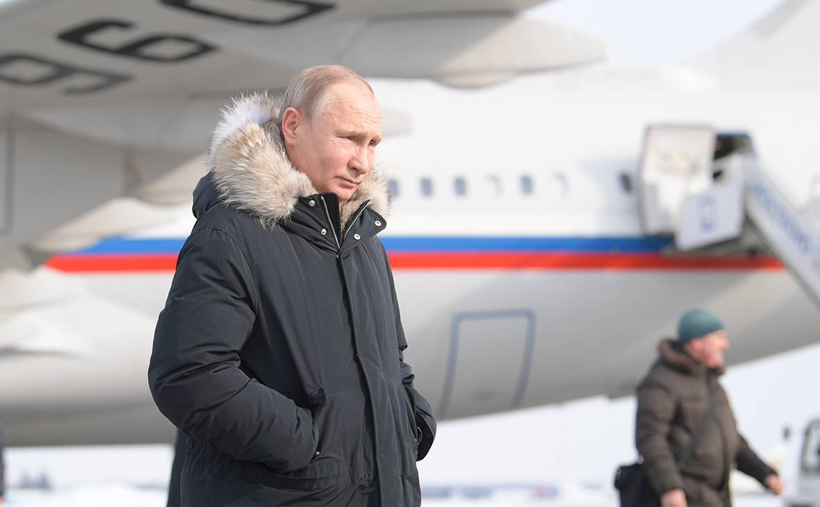 Песков назвал отчасти рискованной поездку Путина на снегоходе