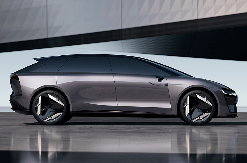 У пятидверки двухкамерная пневматическая подвеска, электронноуправляемые амортизаторы, поворотная задняя ось и рулевое управление steer-by-wire. В крышу встроили люк с изменением прозрачности, в среднюю стойку — интерактивный экран. Двери оснащены доводчиками, сзади установлен активный спойлер. Колёсные диски — 21-дюймовые на передней оси и 22-дюймовые на задней.