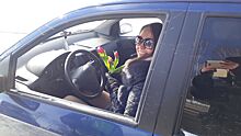 В Екатеринбурге автоинспекторы подарили женщинам-водителям полтысячи тюльпанов