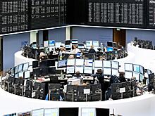 Фондовые биржи Европы снижаются более чем на 3%