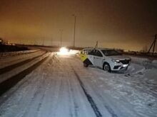 В Пермском районе машина такси влетела в ограждение