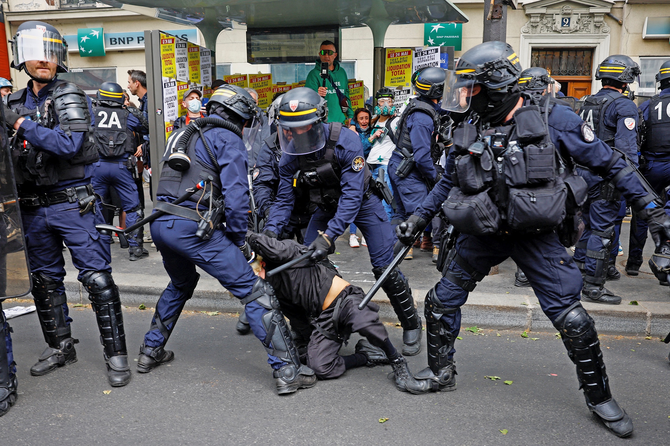 Франция бунтует: в крупных городах в День Первомая произошли стычки с полицией