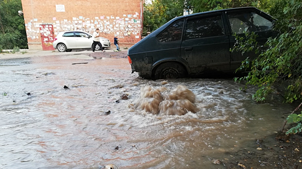 В Саратове «коммунальный фонтан» едва не утопил автомобиль
